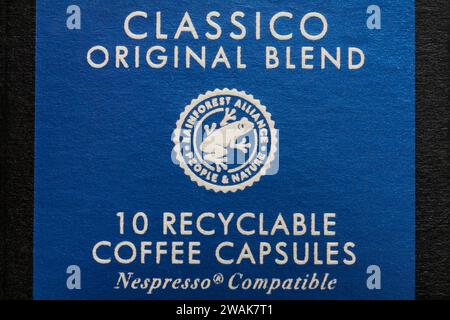 10 capsule di caffè riciclabili compatibili Nespresso - dettaglio sulla confezione di cialde di caffè Caffe Nero Classico Original Blend Foto Stock