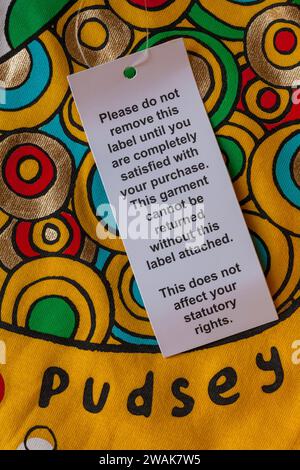 Non rimuovere questa etichetta fino a quando non si è completamente soddisfatti dell'etichetta di acquisto sulla t-shirt BBC Children in Need Pudsey Foto Stock