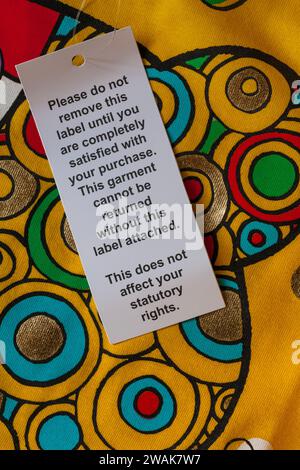 Non rimuovere questa etichetta fino a quando non si è completamente soddisfatti dell'etichetta di acquisto sulla t-shirt BBC Children in Need Pudsey Foto Stock