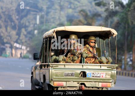 Dhaka, Wari, Bangladesh. 5 gennaio 2024. I membri dell'esercito del Bangladesh guidano un pick-up mentre sono in pattuglia prima delle elezioni generali a Dacca, Bangladesh, il 5 gennaio 2024. Le prossime elezioni generali in Bangladesh si svolgeranno il 7 gennaio. (Immagine di credito: © Habibur Rahman/ZUMA Press Wire) SOLO USO EDITORIALE! Non per USO commerciale! Foto Stock