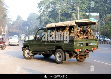 Dhaka, Wari, Bangladesh. 5 gennaio 2024. I membri dell'esercito del Bangladesh guidano un pick-up mentre sono in pattuglia prima delle elezioni generali a Dacca, Bangladesh, il 5 gennaio 2024. Le prossime elezioni generali in Bangladesh si svolgeranno il 7 gennaio. (Immagine di credito: © Habibur Rahman/ZUMA Press Wire) SOLO USO EDITORIALE! Non per USO commerciale! Foto Stock
