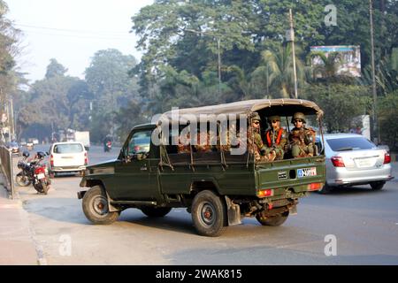 Dhaka, Wari, Bangladesh. 5 gennaio 2024. I membri dell'esercito del Bangladesh guidano un pick-up mentre sono in pattuglia prima delle elezioni generali a Dacca, Bangladesh, il 5 gennaio 2024. Le prossime elezioni generali in Bangladesh si svolgeranno il 7 gennaio. (Immagine di credito: © Habibur Rahman/ZUMA Press Wire) SOLO USO EDITORIALE! Non per USO commerciale! Foto Stock