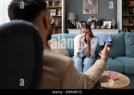 Giovane donna d'affari sottoposta a psicoterapia dopo la perdita del suo lavoro il fallimento di una società privata o la morte di un familiare stretto. La donna lo cerca Foto Stock