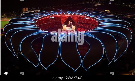 Pechino, provincia cinese di Zhejiang. 23 settembre 2023. Wang Shun e un portabandiera digitale illuminano congiuntamente il calderone durante la cerimonia di apertura dei XIX Giochi asiatici a Hangzhou, nella provincia dello Zhejiang, nella Cina orientale, il 23 settembre 2023. Crediti: Cheng Tingting/Xinhua/Alamy Live News Foto Stock