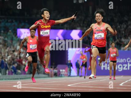 Pechino, provincia cinese di Zhejiang. 3 ottobre 2023. Chen Jiapeng (L, davanti) del team China supera il traguardo durante la staffetta maschile 4x100 m dell'evento di atletica leggera ai 19 Giochi asiatici di Hangzhou, nella provincia dello Zhejiang, nella Cina orientale, il 3 ottobre 2023. Crediti: Sun Fei/Xinhua/Alamy Live News Foto Stock