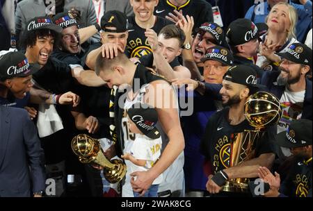 Pechino, Stati Uniti. 12 giugno 2023. Nikola Jokic di Denver Nuggets detiene il trofeo NBA Finals MVP Award dopo che Denver Nuggets ha vinto le finali NBA 2023 contro Miami Heat a Denver, negli Stati Uniti, il 12 giugno 2023. Crediti: Wu Xiaoling/Xinhua/Alamy Live News Foto Stock