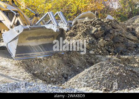 Escavatore per la ricostruzione di autostrade livellando il terreno durante la costruzione Foto Stock
