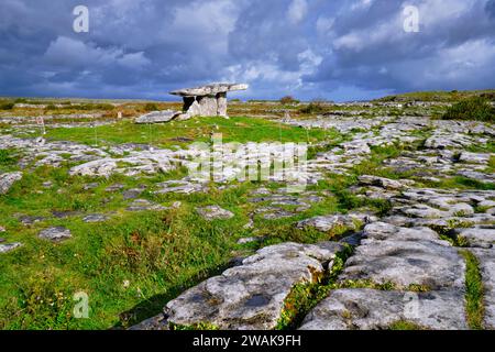 Repubblica d'Irlanda, Contea di Clare, Burren, dolmen di Poulnabrone Foto Stock
