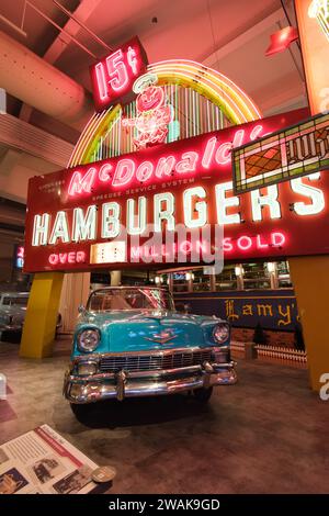 1956 Chevrolet bel Air decappottabile e un'insegna McDonald's d'epoca, del 1960, presso l'Henry Ford Museum of American Innovation Foto Stock