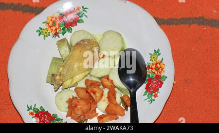 Il Lontong sayur o torta di riso vegetale è un piatto di riso tradizionale indonesiano composto da pezzi di lontong serviti nella zuppa di latte di cocco Foto Stock