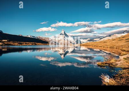 Splendido paesaggio delle Alpi svizzere con l'iconica montagna del Cervino che si riflette nel lago Stellisee al mattino a Zermatt, in Svizzera Foto Stock