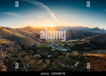 Il paesaggio delle Alpi francesi di alba splende sulla città sciistica della valle con il massiccio dell'Arves in autunno a Savoie, Francia Foto Stock