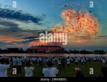(240105) -- PECHINO, 5 gennaio 2024 (Xinhua) -- i fuochi d'artificio sono visti durante la cerimonia di apertura dei 31° Giochi mondiali estivi della FISU a Chengdu, nella provincia del Sichuan della Cina sud-occidentale, 28 luglio 2023. (Xinhua/LAN Hongguang) Foto Stock