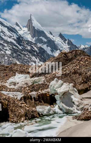 Pakistan, aree settentrionali dei monti Karakoram. Immagine pittorica delle pendici scolpite della vetta Lela, anche Leila, Layla, dal ghiacciaio Gondogoro. Una spedizione di arrampicate spagnola è accampata nella tacca evidente al centro della foto, Foto Stock