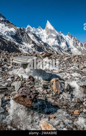 Pakistan, aree settentrionali dei monti Karakoram. Immagine pittorica delle pendici scolpite della vetta Lela, anche Leila, Layla, dal ghiacciaio Gondogoro. Una spedizione di arrampicate spagnola è accampata nella tacca evidente al centro della foto, Foto Stock