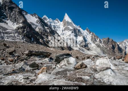 Pakistan, aree settentrionali dei monti Karakoram. Immagine pittorica delle pendici scolpite della vetta Lela, anche Leila, Layla, dal ghiacciaio Gondogoro. Una spedizione di arrampicate spagnola è accampata nella tacca evidente al centro della foto, Foto Stock