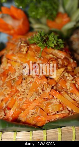 Molti piatti indonesiani cibo tradizionale per occasioni speciali da diverse cucine regionali nel paese Foto Stock