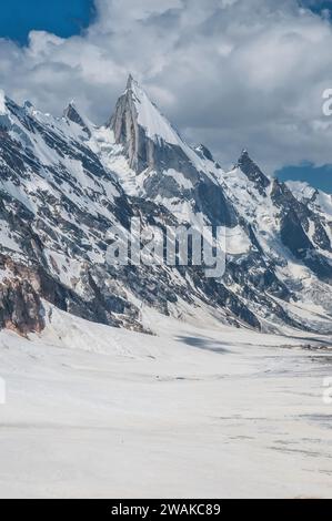 Pakistan, aree settentrionali dei monti Karakoram. Immagine pittorica delle pendici scolpite della vetta Lela, anche Leila, Layla, dal ghiacciaio Gondogoro. Una spedizione di arrampicate spagnola è accampata nella tacca evidente al centro della foto, Foto Stock