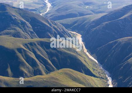 Il fiume Gourits attraversa i Monti Langeberg, scorrendo a sud verso l'Oceano Indiano ad ovest di Mossel Bay. Foto Stock