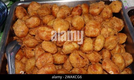 Perkedel Kentang è una croquette di patate con carne macinata piccante e patate bollite o altro amido, che poi schiacciano le patate con aglio e sale Foto Stock