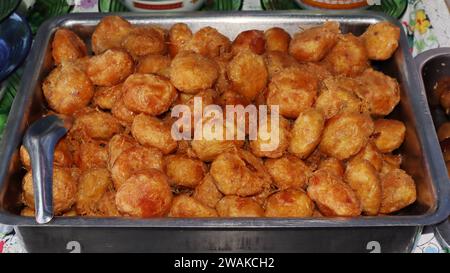 Perkedel Kentang è una croquette di patate con carne macinata piccante e patate bollite o altro amido, che poi schiacciano le patate con aglio e sale Foto Stock