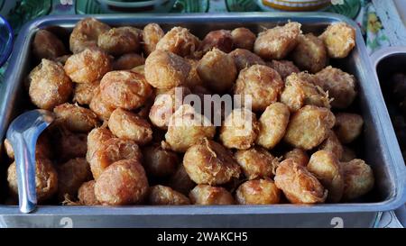 Perkedel Kentang è una croquette di patate con carne macinata piccante e patate bollite o altro amido, che poi schiacciano le patate con aglio e sale Foto Stock