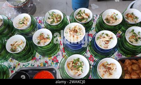 Soto Semarang è conosciuta per il suo brodo chiaro e gustoso e per l'uso di carne di pollo locale Foto Stock