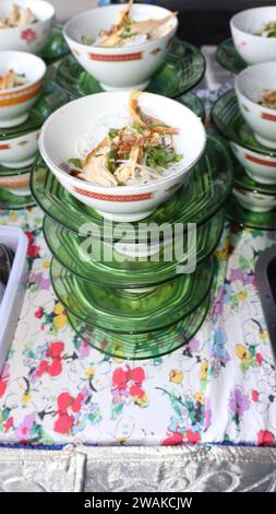 Soto Semarang è conosciuta per il suo brodo chiaro e gustoso e per l'uso di carne di pollo locale Foto Stock