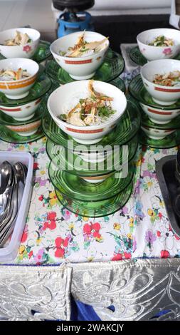 Soto Semarang è conosciuta per il suo brodo chiaro e gustoso e per l'uso di carne di pollo locale Foto Stock