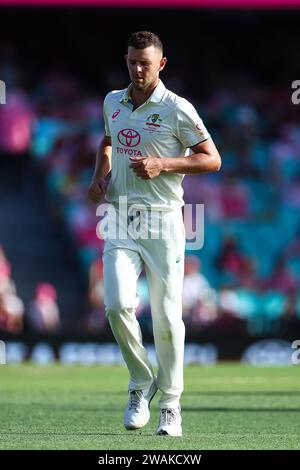 Sydney Cricket Ground, Sydney, Australia; 5 gennaio 2024, International test Cricket, Australia contro Pakistan terzo test Day 3; Josh Hazlewood dell'Australia fa jogging al suo marcatore di bowling Foto Stock