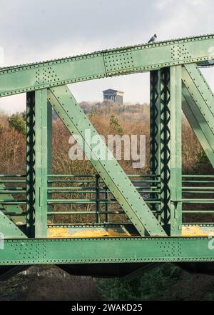 Penshaw Monument incorniciato dal ponte Fatfield a Washington, Tyne and Wear, Inghilterra, Regno Unito Foto Stock