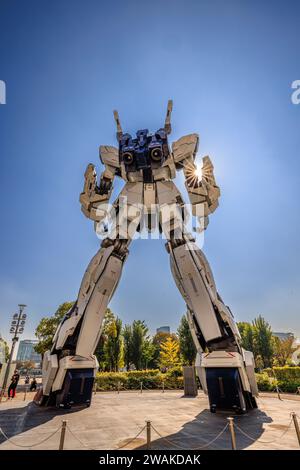 statua dell'unicorno gundam nel divercity tokyo plaza a odaiba tokyo vista dal retro con effetto sole Foto Stock