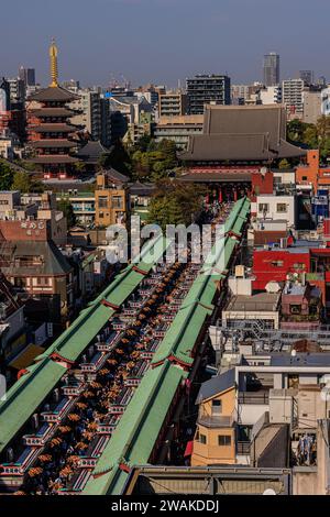 vista dall'alto degli affollati negozi di nakamise-dori che conducono al tempio senso-ji e alla pagoda a cinque piani ad asakusa tokyo Foto Stock