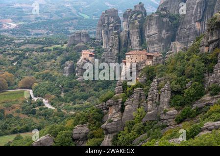 I monasteri di meteora kalampaka sono costruiti sulla cima di una cresta di arenaria. Monastero di Santa barbara Rosanou, kalabaka Grecia Foto Stock