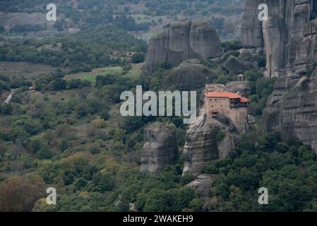 I monasteri di meteora kalampaka sono costruiti sulla cima di una cresta di arenaria. Foto Stock