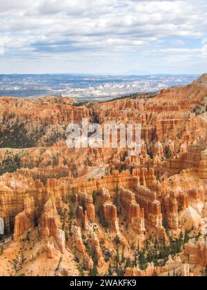 Affacciato su una valle piena di hoodoo nel Bryce Canyon National Park nello Utah. Foto Stock