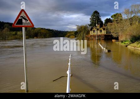 Upper Arley, Worcestershire, Regno Unito. Venerdì 5 gennaio 2024. Il fiume Severn a Upper Arley nel Worcestershire come proprietà allagata, strade e terreni agricoli, e si prevede che continuerà a crescere ulteriormente influenzando proprietà e strade all'interno e intorno ad Upper Arley. Crediti: Ian Tennant / Alamy Live News. Foto Stock