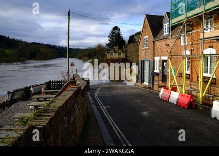 Upper Arley, Worcestershire, Regno Unito. Venerdì 5 gennaio 2024. Il fiume Severn a Upper Arley nel Worcestershire come proprietà allagata, strade e terreni agricoli, e si prevede che continuerà a crescere ulteriormente influenzando proprietà e strade all'interno e intorno ad Upper Arley. Crediti: Ian Tennant / Alamy Live News. Foto Stock