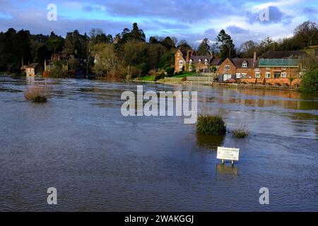 Upper Arley, Worcestershire, Regno Unito. Venerdì 5 gennaio 2024. Il fiume Severn a Upper Arley nel Worcestershire come proprietà allagata, strade e terreni agricoli, e si prevede che continuerà a crescere ulteriormente influenzando proprietà e strade all'interno e intorno ad Upper Arley. Crediti: Ian Tennant / Alamy Live News. Foto Stock