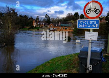 Upper Arley, Worcestershire, Regno Unito. Venerdì 5 gennaio 2024. Il fiume Severn a Upper Arley nel Worcestershire come proprietà allagata, strade e terreni agricoli, e si prevede che continuerà a crescere ulteriormente influenzando proprietà e strade all'interno e intorno ad Upper Arley. Crediti: Ian Tennant / Alamy Live News. Foto Stock