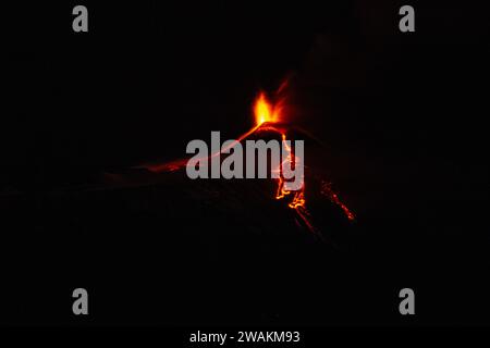 Paesaggio del vulcano Etna durante l'eruzione notturna del 1° dicembre 2023 Foto Stock