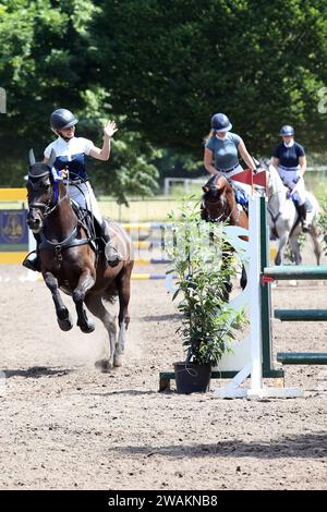 11.06.2023, Brieselang, Brandenburg, GER-Pferde und Reiter auf der Ehrenrunde nach dem Sieg. Reit- und Fahrverein Brieselang. Amateursport, Ehrenrunde, Emotion, Freiluftturnier, Freude, Galopp, galoppieren, gewonnen, Nachwuchssport, Pferde, Pferdesport, Reiten, Reiterin, Reitplatz, Reitsport, Reitturnier, Schleife, Sieg, Siegerrunde, Siegerschleife, Siegesfreude, Sport, Springreiten, Springreiterin, Turnier, Warmblueter, Warmblut, Jubeln, Jubel 230611D424BRIESELANG.JPG **** 11 06 2023, Brieselang, Brandenburg, GER cavalli e cavaliere sul giro d'onore dopo la vittoria Reit und Fahrverein Brie Foto Stock