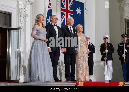 Washington, Stati Uniti d'America. 25 ottobre 2023. Da sinistra a destra: Jodie Haydon, il primo ministro australiano Anthony Albanese, il presidente degli Stati Uniti Joe Biden e la First Lady Jill Biden durante l'arrivo per la cena di stato sul portico nord della Casa Bianca, 25 ottobre 2023 a Washington, D.C. crediti: Erin Scott/White House Photo/Alamy Live News Foto Stock