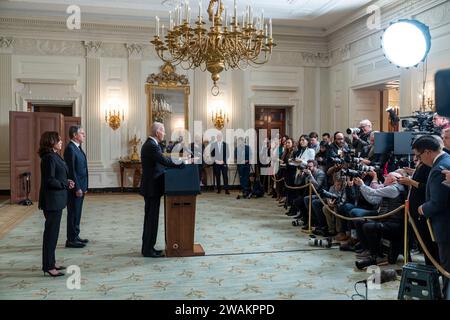 Washington, Stati Uniti d'America. 10 ottobre 2023. Il presidente degli Stati Uniti Joe Biden, insieme al vicepresidente Kamala Harris e al segretario di Stato Tony Blinken, fa commenti sui recenti attacchi terroristici in Israele presso la sala da pranzo statale della Casa Bianca, il 10 ottobre 2023 a Washington, D.C. Credit: Adam Schultz/White House Photo/Alamy Live News Foto Stock