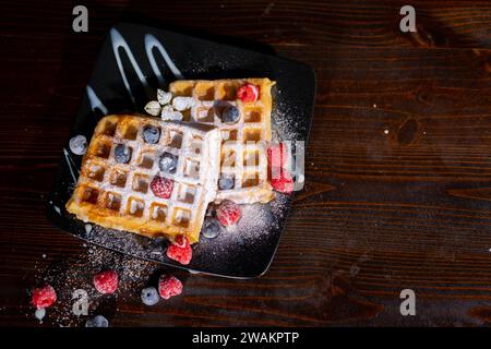 Waffle belgi Liegi con bacche, mirtilli mirtilli di atene lamponi mirtilli Foto Stock