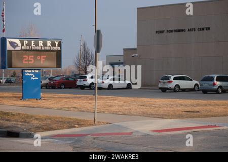 Perry, IA, USA. 5 gennaio 2024. La scuola superiore e la scuola media hanno combinato l'edificio a Perry, IA, venerdì 5 gennaio 2024. Una sparatoria scolastica ieri ha provocato la morte di una vittima di sesta elementare dell'attacco. Altri cinque tra cui il preside della scuola sono rimasti feriti.Perry, popolazione 7900, si trova nella contea di Dallas, a circa 40 miglia a nord-ovest di Des Moines. (Immagine di credito: © Fritz Nordengren/ZUMA Press Wire) SOLO USO EDITORIALE! Non per USO commerciale! Foto Stock