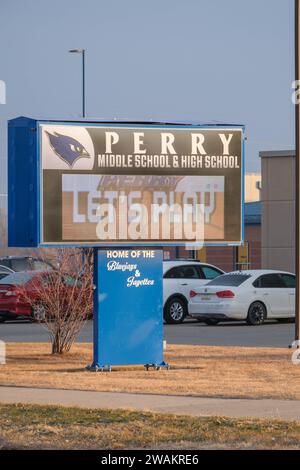 Perry, IA, USA. 5 gennaio 2024. Il cartello digitale davanti alla scuola di Perry, IA, venerdì 5 gennaio 2024. Una sparatoria di ieri alla scuola superiore e alla scuola media combinata ha causato la morte di una vittima della sesta elementare dell'aggressione. e' morto per un apparente colpo di pistola autoinflitto. Altri cinque tra cui il preside della scuola sono rimasti feriti.Perry, popolazione 7900, si trova nella contea di Dallas, a circa 40 miglia a nord-ovest di Des Moines. (Immagine di credito: © Fritz Nordengren/ZUMA Press Wire) SOLO USO EDITORIALE! Non per USO commerciale! Foto Stock