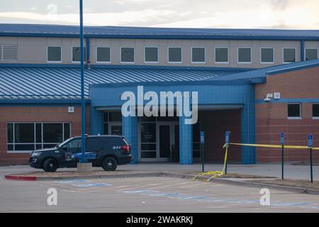 Perry, IA, USA. 5 gennaio 2024. Un'auto della polizia è parcheggiata all'ingresso della scuola superiore di Perry, IA, venerdì 5 gennaio 2024. Una sparatoria scolastica nella scuola superiore e nella scuola media combinata ieri ha causato la morte di una vittima di sesta elementare dell'aggressione. e' morto per un apparente colpo di pistola autoinflitto. Altri cinque tra cui il preside della scuola sono rimasti feriti.Perry, popolazione 7900, si trova nella contea di Dallas, a circa 40 miglia a nord-ovest di Des Moines. (Immagine di credito: © Fritz Nordengren/ZUMA Press Wire) SOLO USO EDITORIALE! Non per USO commerciale! Foto Stock