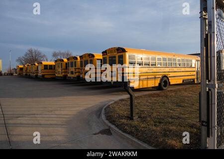 Perry, IA, USA. 5 gennaio 2024. Scuolabus parcheggiati durante le linee di autobus mattutine normalmente trafficate a Perry, IA, venerdì 5 gennaio 2024. Una sparatoria scolastica alla scuola superiore e alla scuola media combinata ieri ha causato la morte di una vittima di sesta elementare dell'aggressione. Il tiratore, uno studente della scuola, e' morto per un apparente colpo di pistola autoinflitto. Altri cinque tra cui il preside della scuola sono rimasti feriti.Perry, popolazione 7900, si trova nella contea di Dallas, a circa 40 miglia a nord-ovest di Des Moines. (Immagine di credito: © Fritz Nordengren/ZUMA Press Wire) SOLO USO EDITORIALE! Non per Commercial USAG Foto Stock