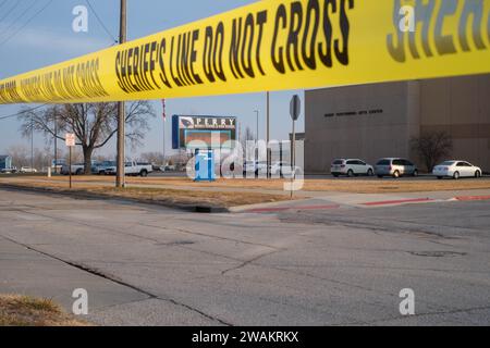 Perry, IA, USA. 5 gennaio 2024. La scuola superiore e la scuola media hanno combinato l'edificio a Perry, IA, venerdì 5 gennaio 2024. Una sparatoria scolastica ieri ha provocato la morte di una vittima di sesta elementare dell'attacco. Altri cinque tra cui il preside della scuola sono rimasti feriti.Perry, popolazione 7900, si trova nella contea di Dallas, a circa 40 miglia a nord-ovest di Des Moines. (Immagine di credito: © Fritz Nordengren/ZUMA Press Wire) SOLO USO EDITORIALE! Non per USO commerciale! Foto Stock